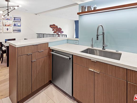 4th image of 925 14th St APT 6