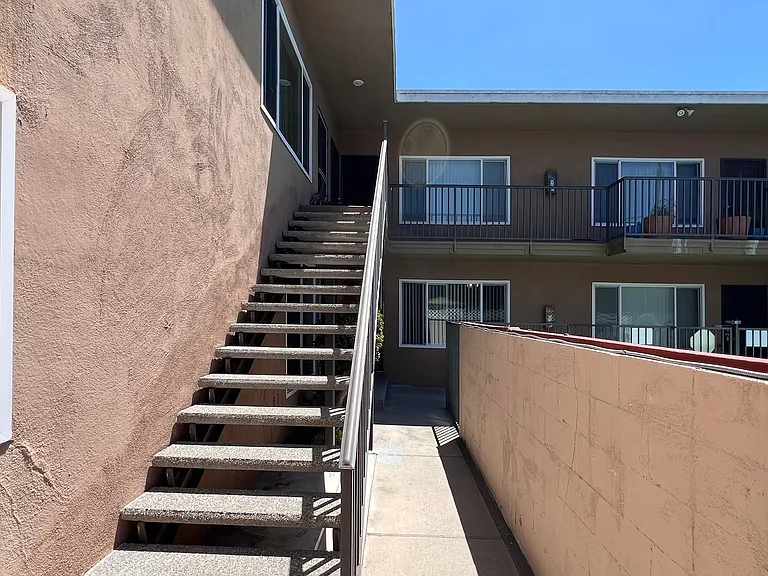 2540 S Barrington Ave #3 — Photo 18