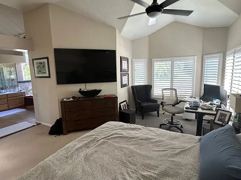 1046 S Mountcrest Ct — Photo 2