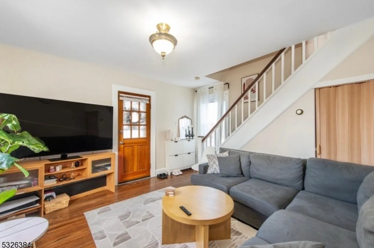 1 bed, 900 sqft, $1,900 — Photo 2