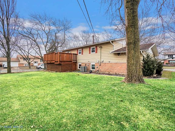 3rd image of 6100 Victoria Dr