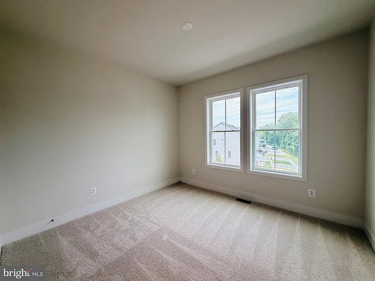 135 Heyford Dr — Photo 24