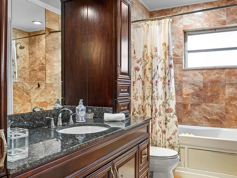 400 SE 31st St #8 — Photo 36