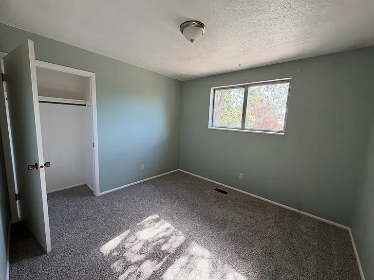 -1st bedroom
-1st floor