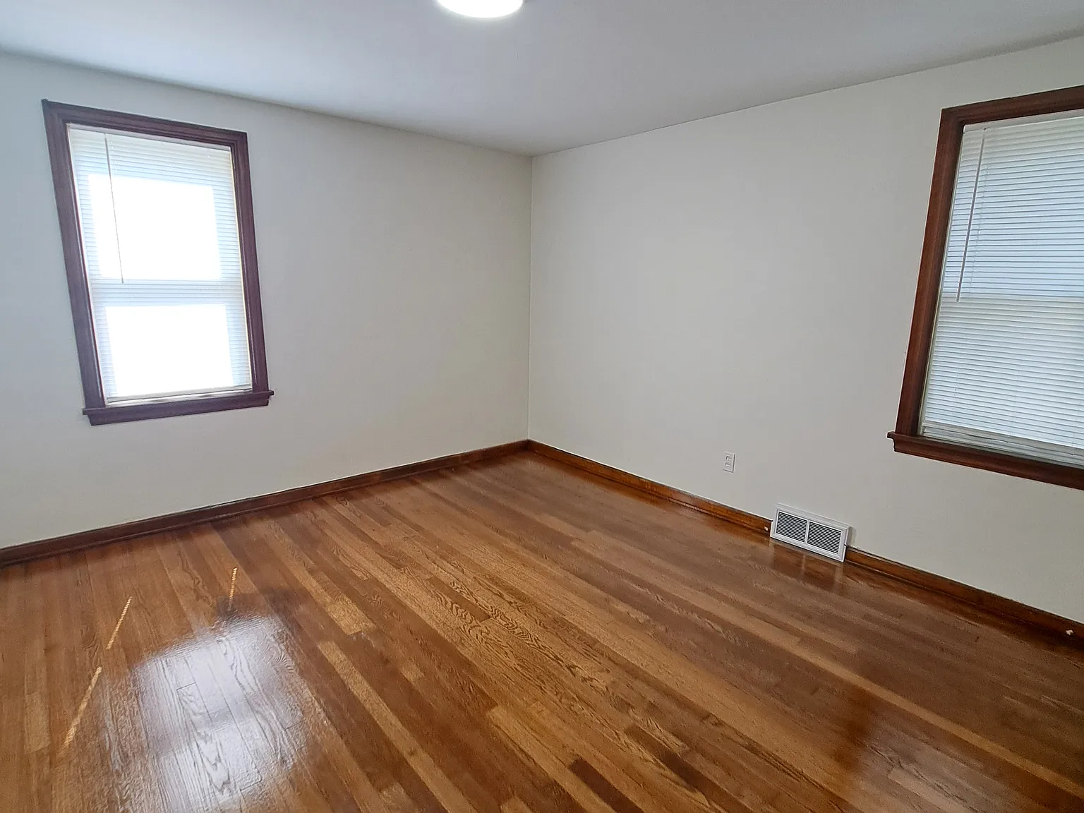 3 bed, 1200 sqft, $1,730 — Photo 3