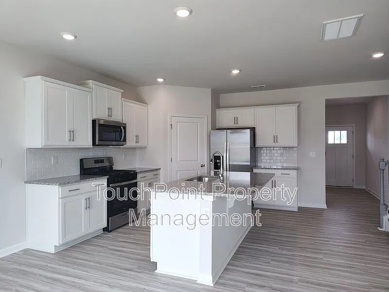5 bed, 3.0 bath, 2511 sqft, $2,325 — Photo 4