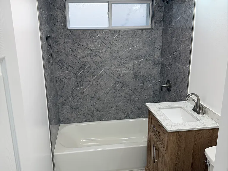 2854 W Glenlake Ave #1W — Photo 3