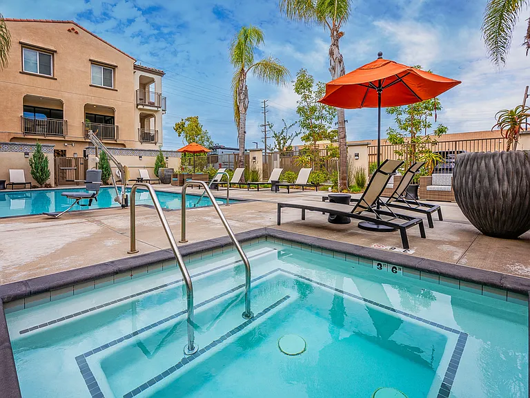 Los Alamitos Luxury Apartments — Photo 8