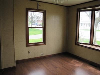 4th image of 407 Wood St