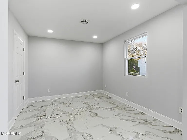 105 Floyd Ln — Photo 17