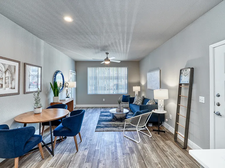 Oxford Apartments — Photo 9