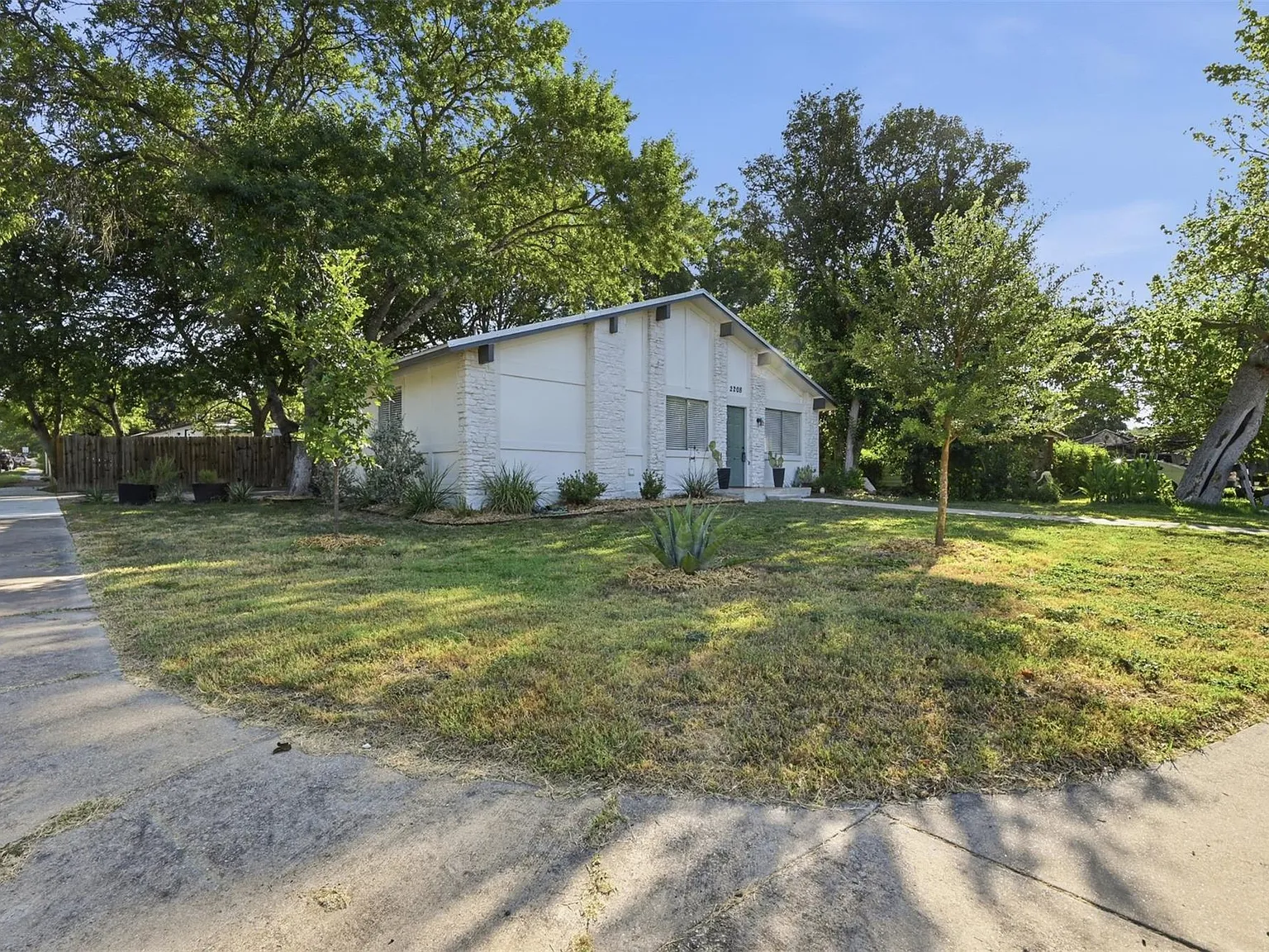 3 bed, 1.5 bath, 1209 sqft, $2,000 — Photo 3