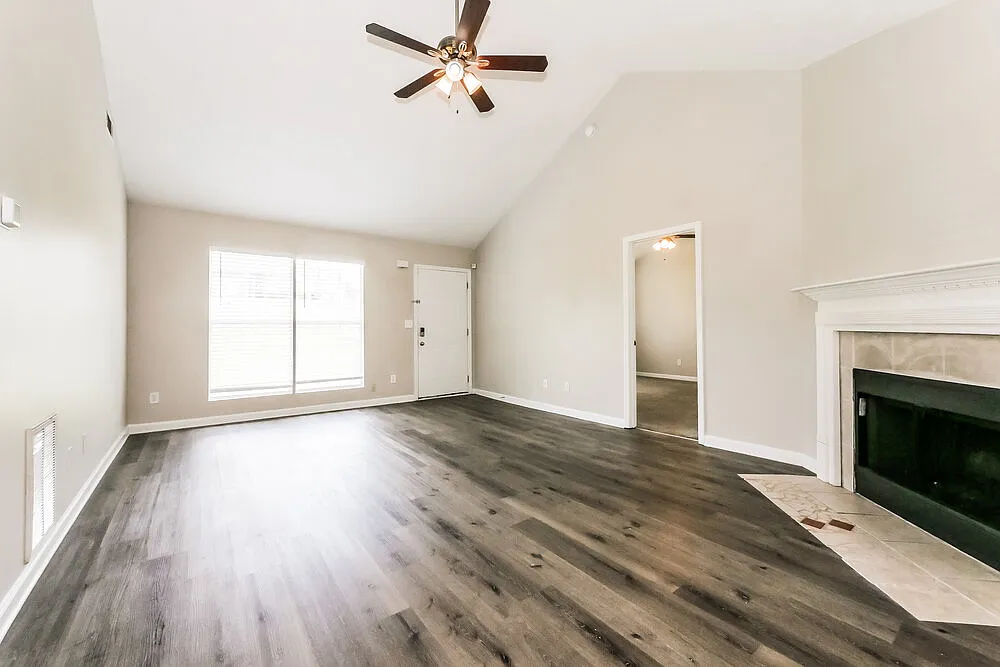 3 bed, 2.0 bath, 1290 sqft, $2,400 — Photo 4