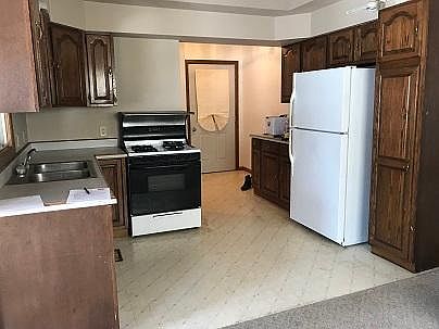 2nd image of 107 Maple St E