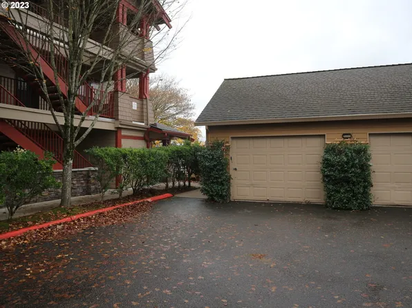 9817 NE Irving St APT 208, Portland, OR 97220