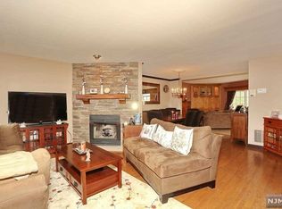 89 Metro Vista Dr, Hawthorne, NJ 07506