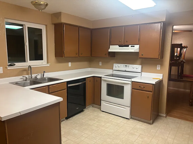1100 Wyoming Ave — Photo 2