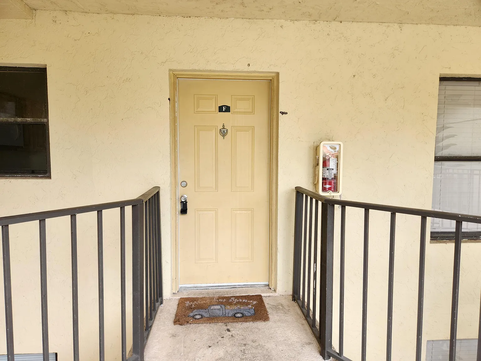 3 bed, 2.0 bath, 1100 sqft, $2,180 — Photo 3