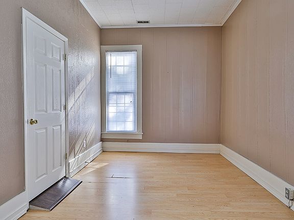 2nd image of 326 Evergreen St
