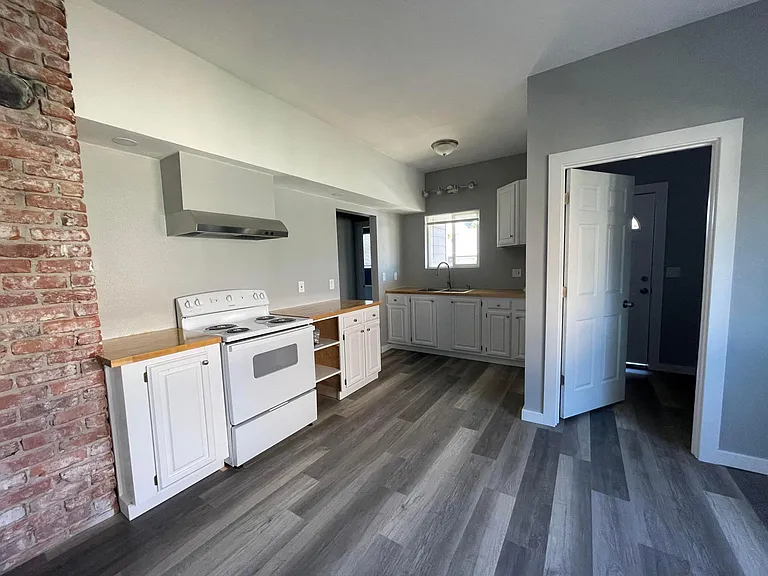 212 W 5th St #1 — Photo 11