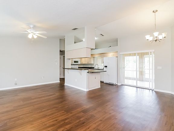 3rd image of 2821 Logsdon St