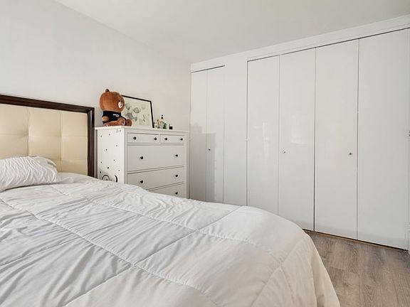 4th image of 393 W 49th St APT 3U