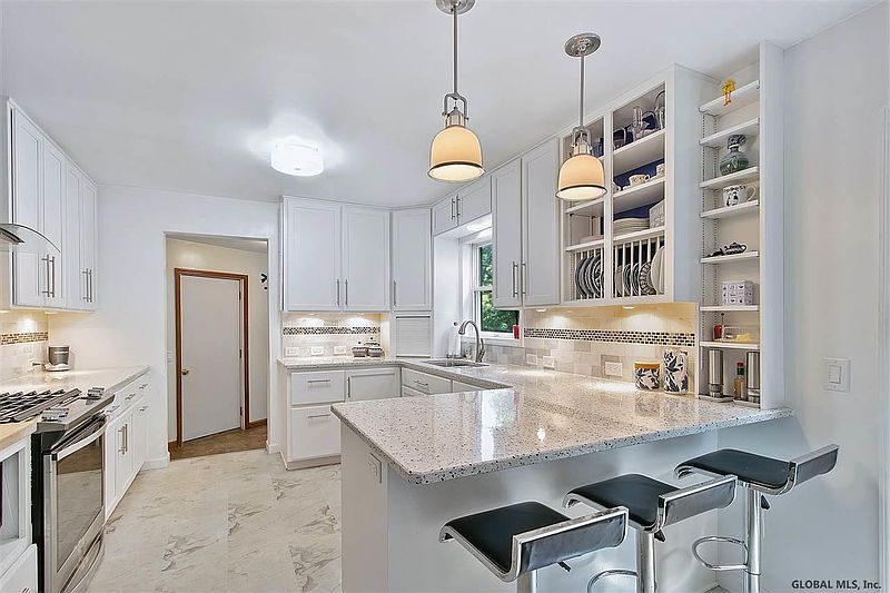 4th image of 10 PINE VIEW Drive
