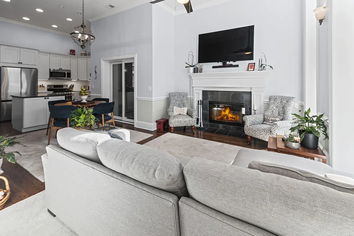 Building Photo - 922 W Dakin St #1