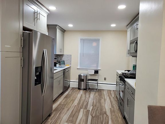 5th image of 158 Columbia St