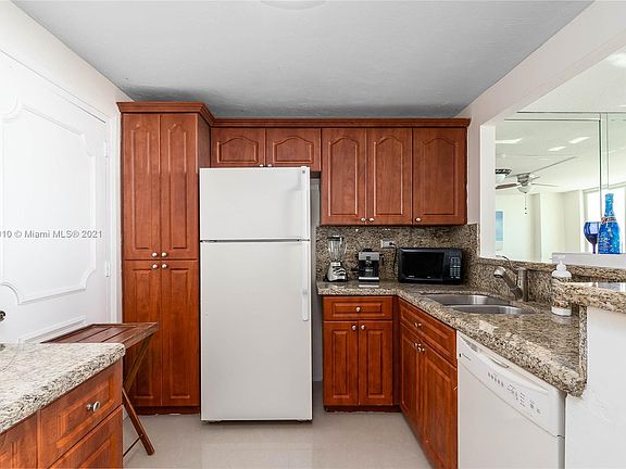 4th image of 7135 Collins Ave APT 404