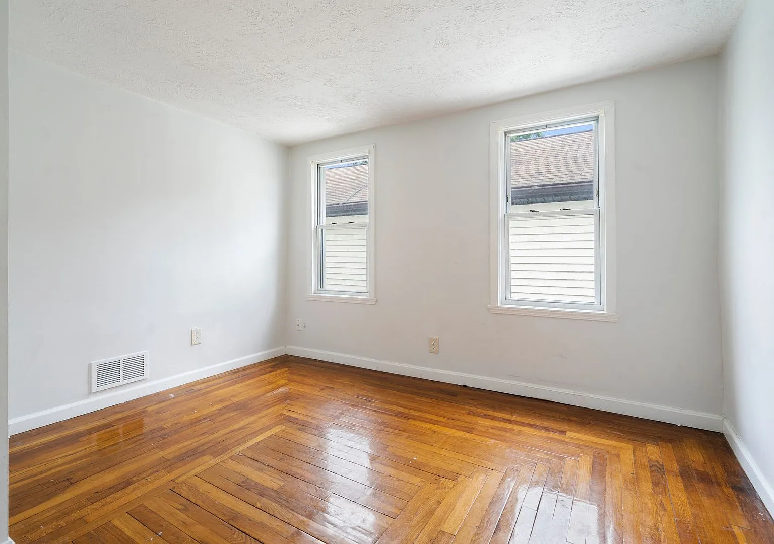 2 Months Free | Luxury 4BR Home with Parking at 12 Kensington Street — Photo 3