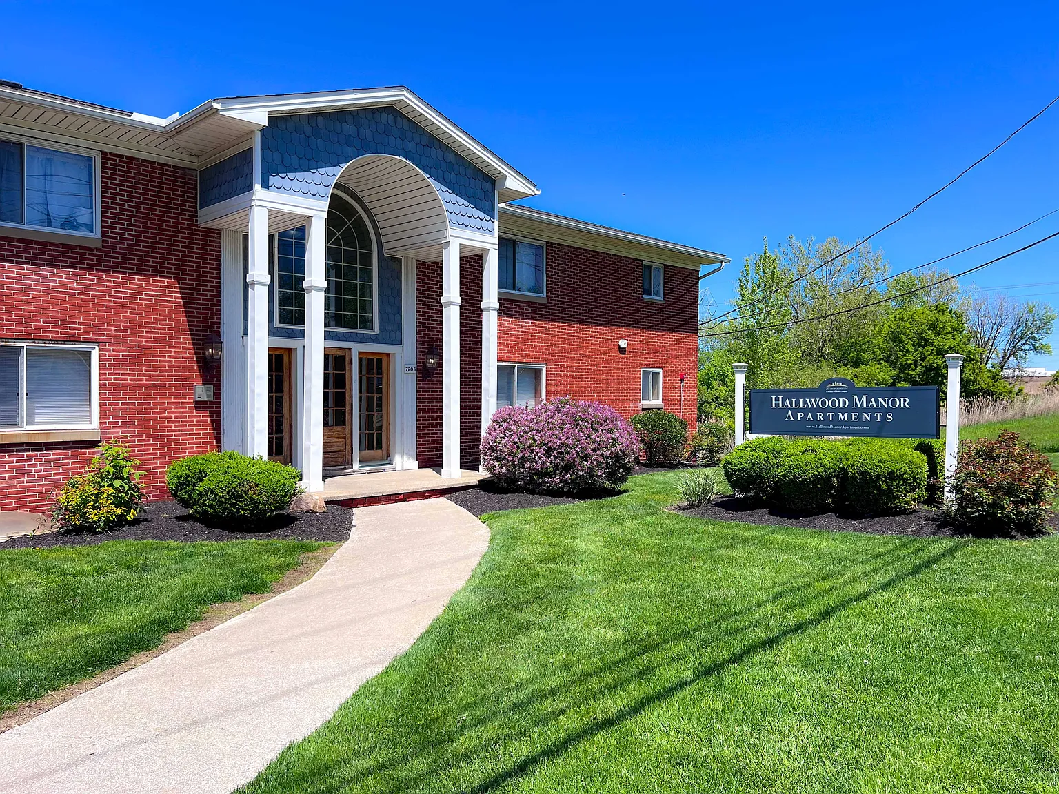 Hallwood Manor Apartments — Photo 1