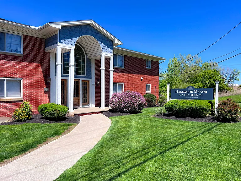 Hallwood Manor Apartments — Photo 1
