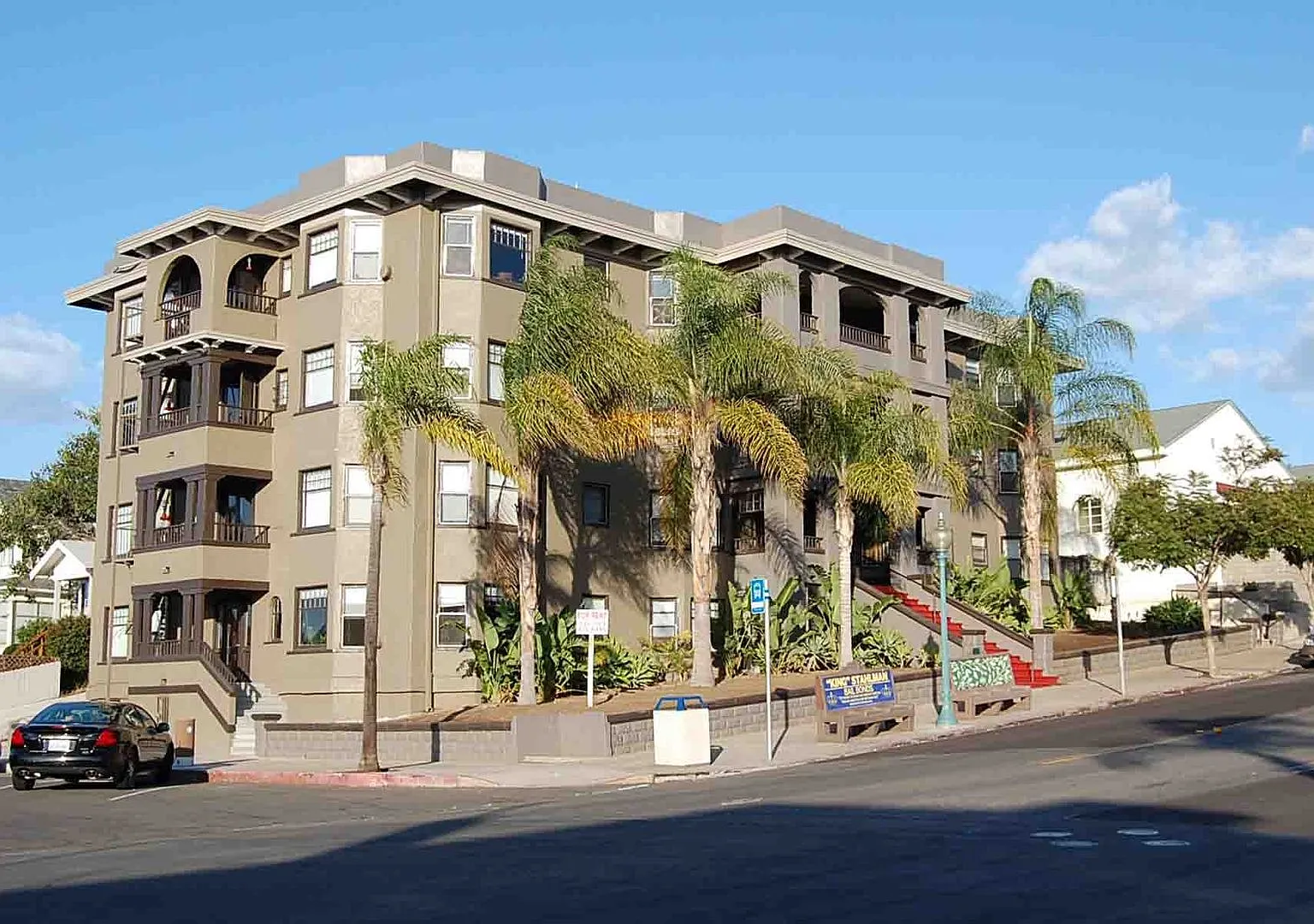Broadway Manor — Photo 1