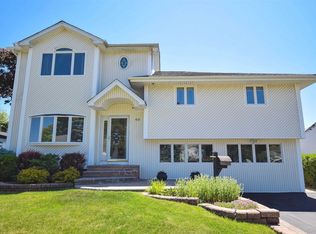 60 Debora Dr, Plainview, NY 11803