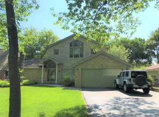 841 Harms Rd, Glenview, IL 60025