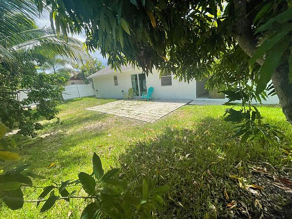 3rd image of 309 Elaine Cir W
