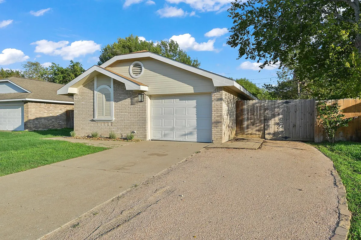 Building Photo - 1102 Winecup Cir