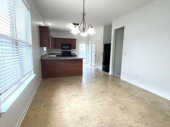 3rd image of 1091 Washington Dr