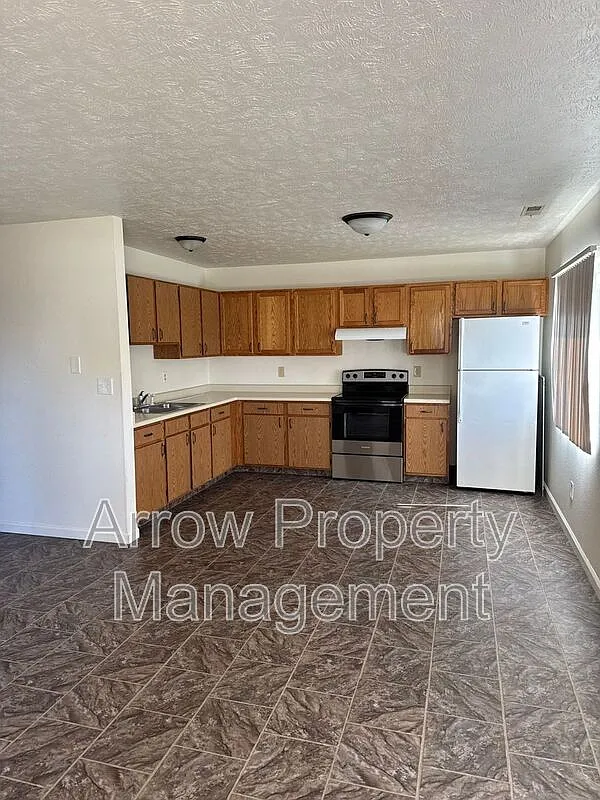 3 bed, 1.0 bath, 950 sqft, $895 — Photo 2