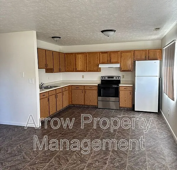 305 N East St #11 — Photo 2