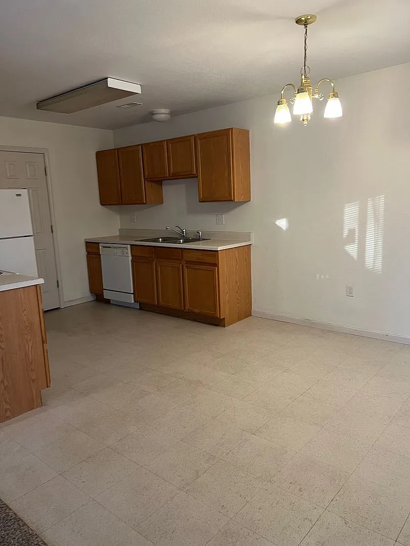 631 Scottsvale Dr — Photo 2