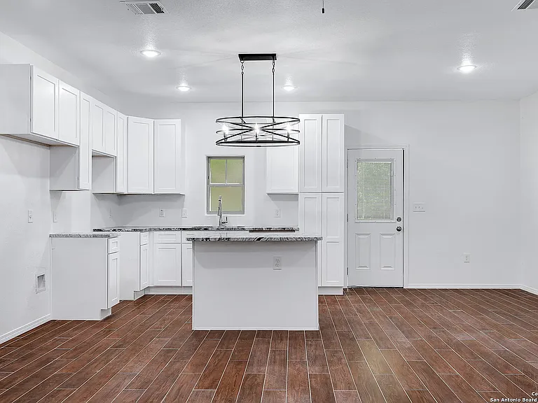 1210 S New Braunfels Ave #102 — Photo 5