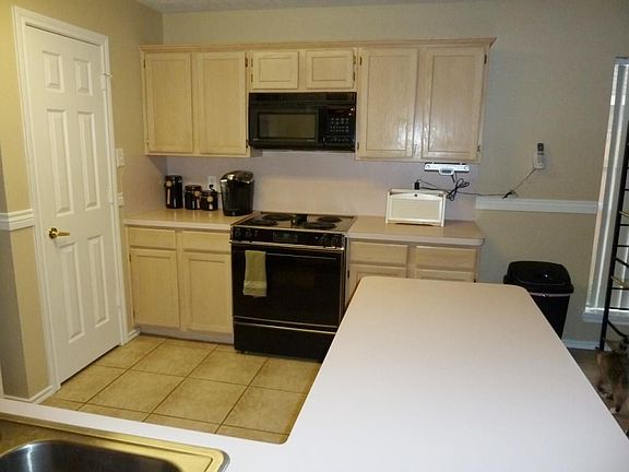 3rd image of 3010 Oak Creek Dr
