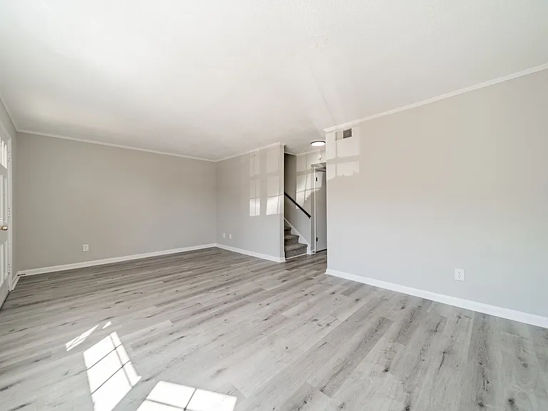 2200 Williamsburg Dr #24 — Photo 4
