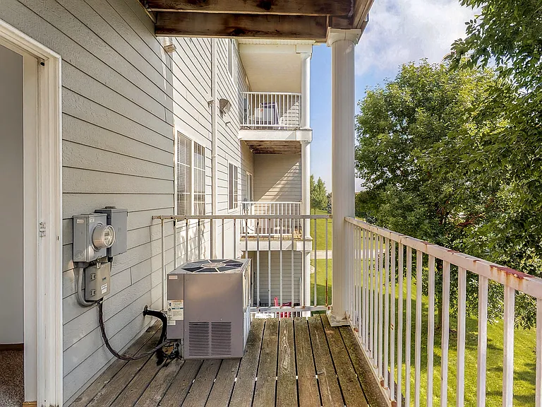 Platinum Valley Apartments — Photo 40