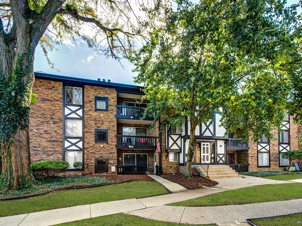 13628 Royal Ct APT 810, Crestwood, IL 60445
