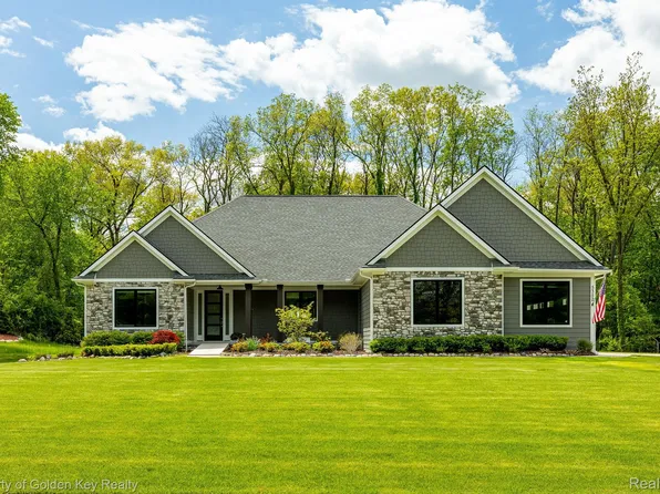 5352 Timber Bend Dr, Brighton, MI 48116