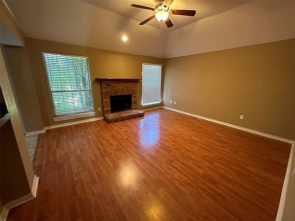 3rd image of 202 W Willow Creek Dr