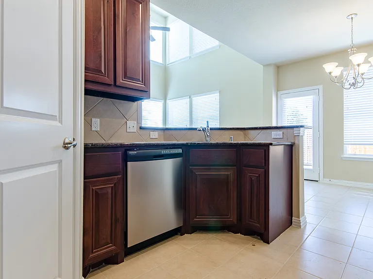 1940 Argyle Ln — Photo 13